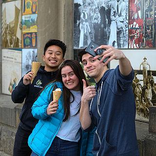 在沃拉沃拉市中心，三名学生拿着冰淇淋筒自拍
